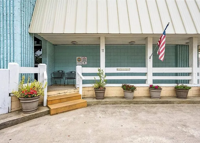 Updated Charming Studio,steps To Beach,outdoor Pool *